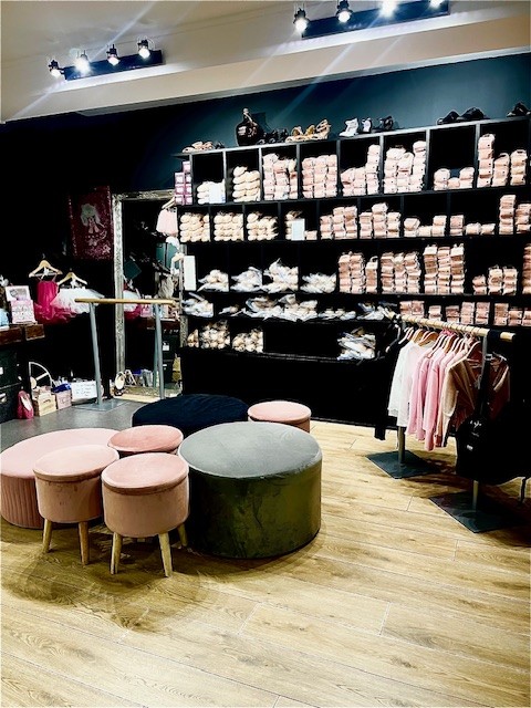 Mur de pointes et demi-pointes dans la boutique Riverenza