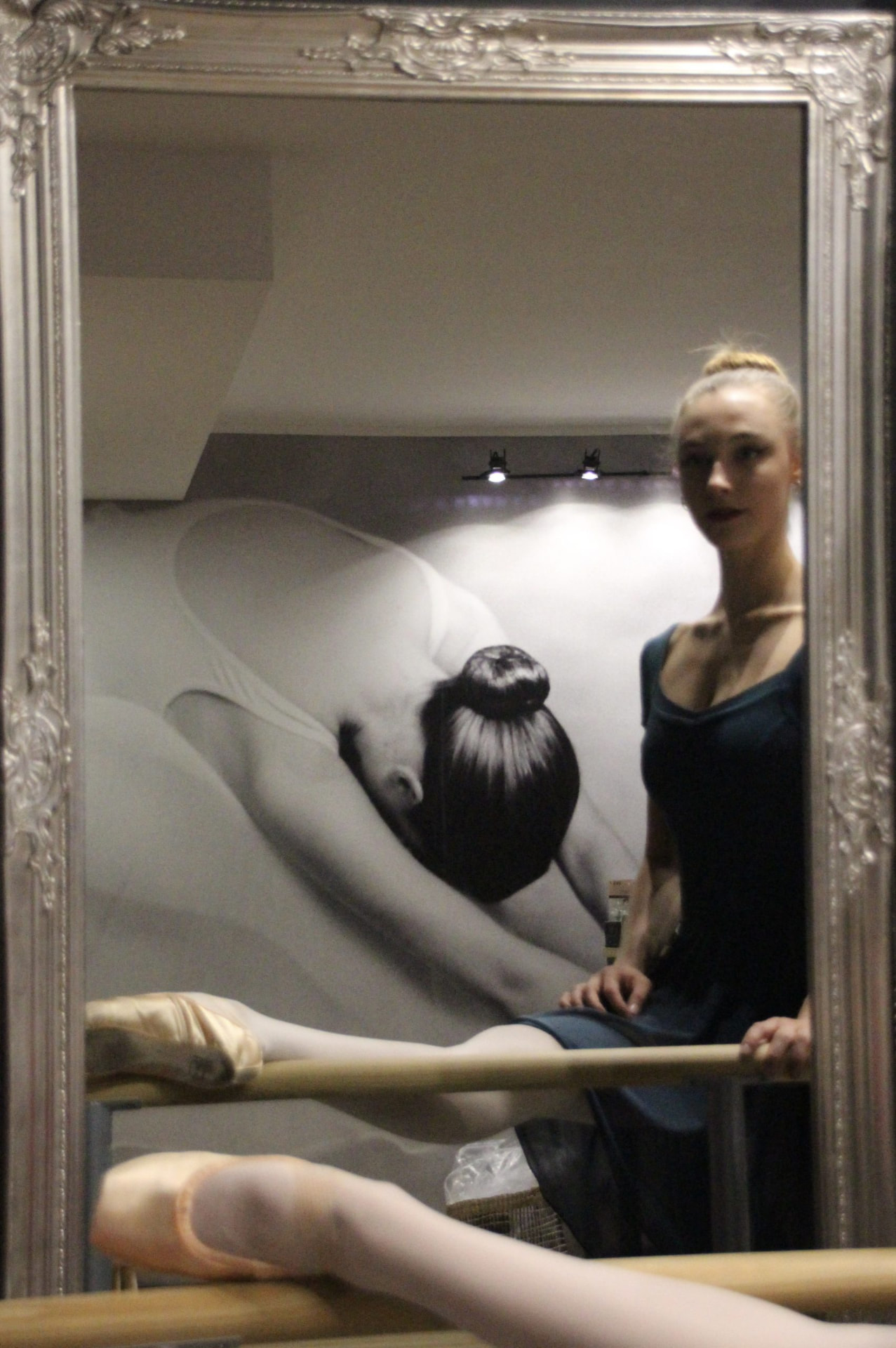 Danseuse en pointes à la barre devant le miroir de la boutique